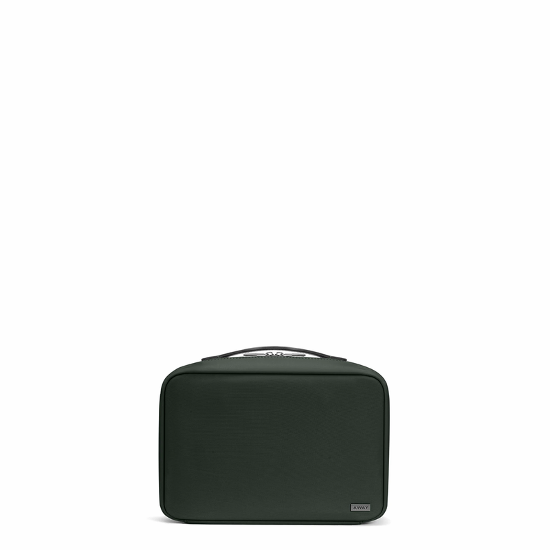 The Hanging Toiletry Bag in Green